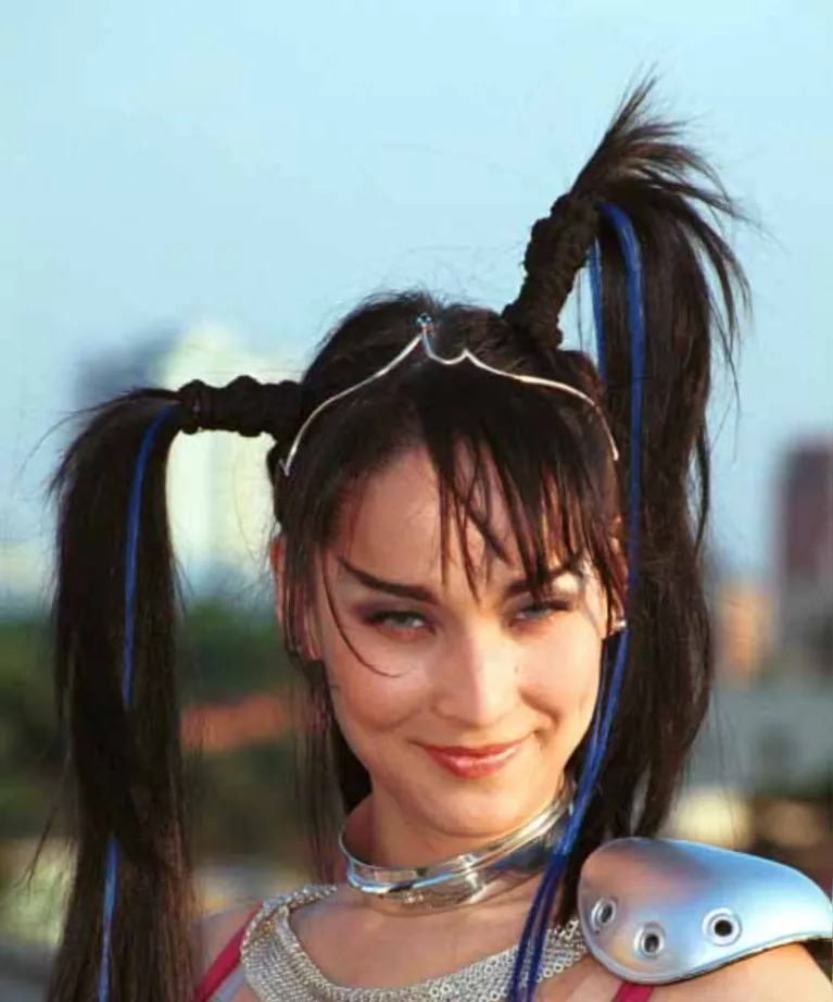 Renata Sayuri caracterizada como Kira, personagem que marcou uma geração no Band Kids e se tornou um dos trabalhos mais lembrados da atriz na televisão.