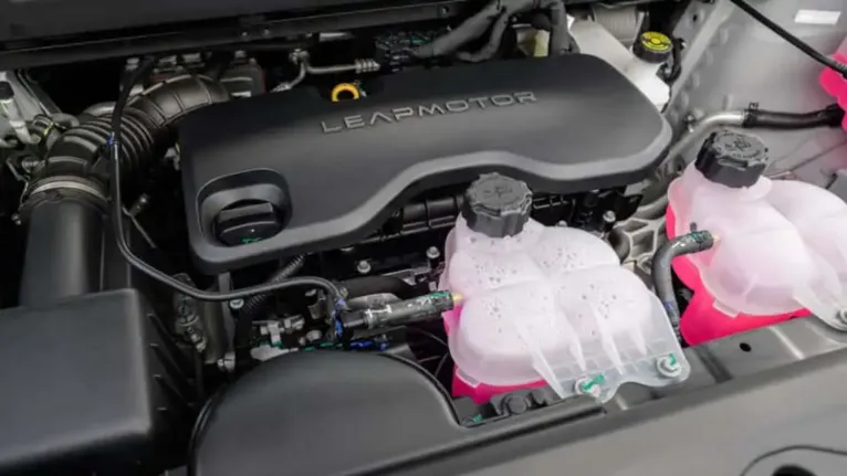 REEV e híbrido plug-in (PHEV) utilizam bateria recarregável e motor a combustão, mas funcionam de maneiras diferentes.