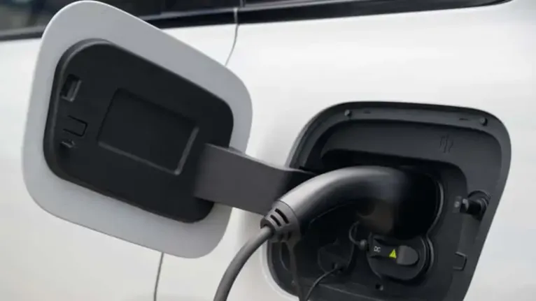 O REEV é um veículo elétrico de autonomia estendida: as rodas são movidas exclusivamente pelo motor elétrico, enquanto o motor a gasolina funciona como gerador para recarregar a bateria quando necessário.