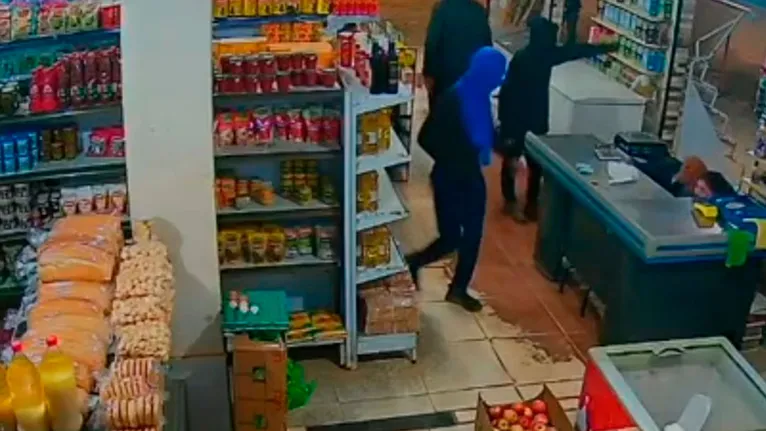 Confrontados com dados de denúncias anônimas e imagens de câmeras de segurança do estabelecimento comercial, os suspeitos confessaram a participação no assalto.