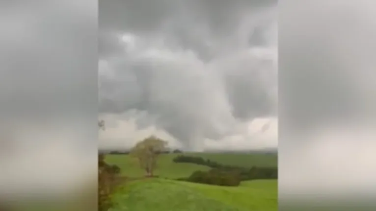 Um tornado também foi registrado entre Pedro Osório e a região de Pelotas.