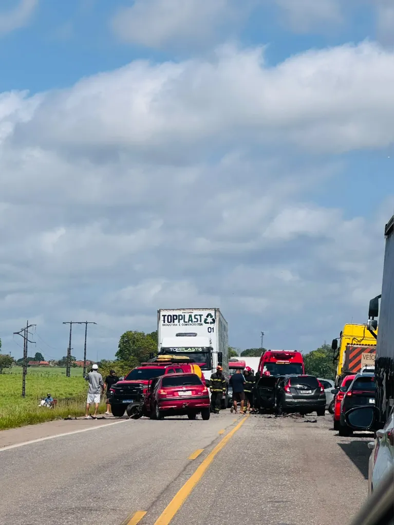 Acidente em Santa Maria do Pará deixa trânsito congestionado na BR-316