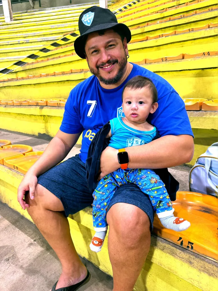 Phellipe e o pequeno Adonis em Volta Redonda, acompanhando o Papão no estádio no Rio de Janeiro.