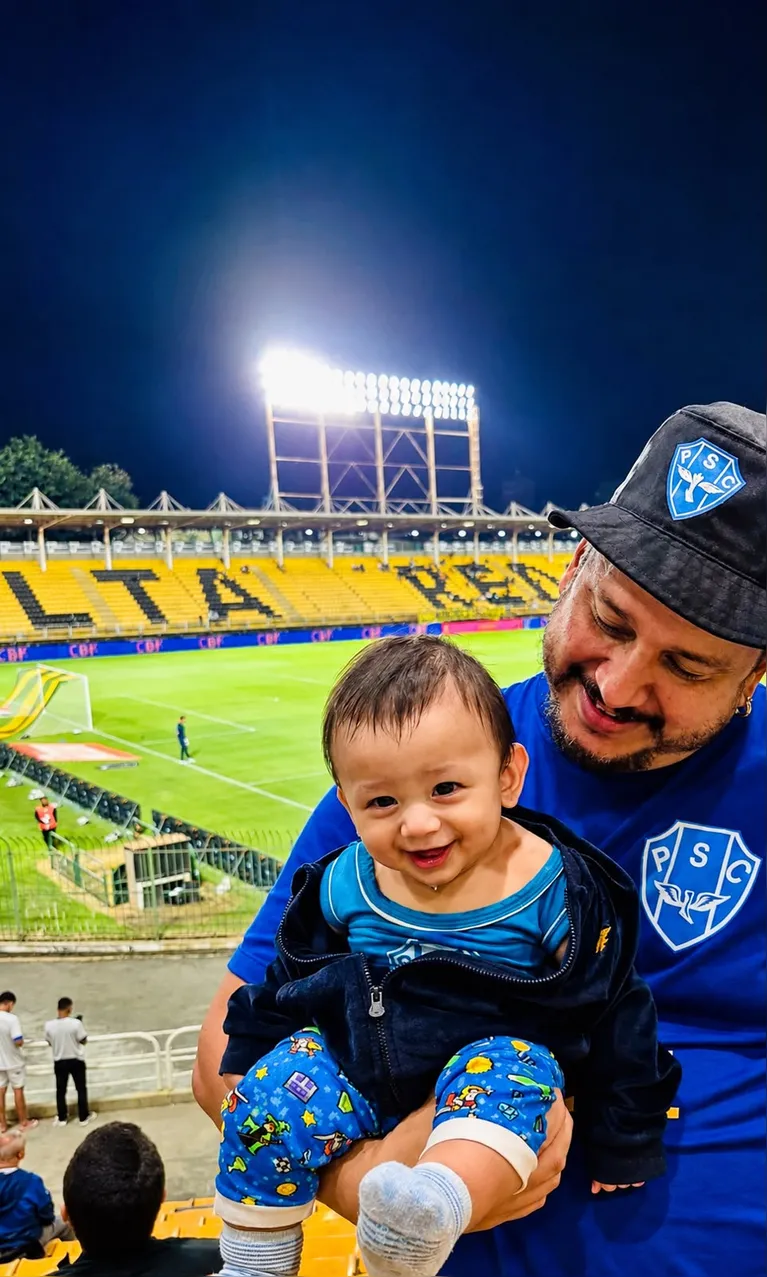 Phellipe e o pequeno Adonis em Volta Redonda acompanhando o Papão no estádio no Rio de Janeiro