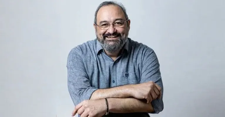 O economista João Arroyo alerta que as decisões financeiras não são guiadas apenas pela razão e defende educação financeira, controle da publicidade das bets e políticas públicas para reduzir os riscos das apostas online e do endividamento.