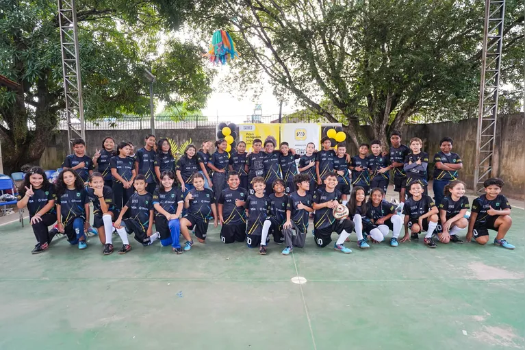Futebol ganha espaço na rotina de alunos de escola pública