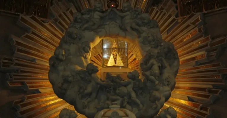 Descida do Glória reúne fiéis em momento de fé e devoção na Basílica de Nazaré