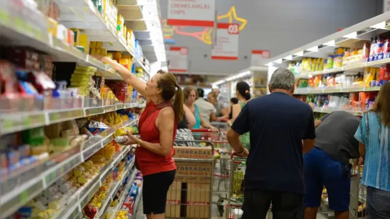 Mudanças nas chuvas e nas temperaturas podem afetar safras, colheitas e transporte, reduzindo a oferta de alguns produtos e pressionando os valores no supermercado.