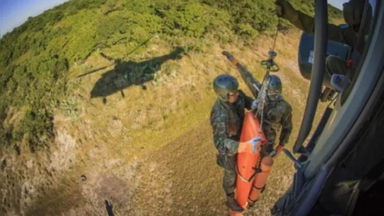 Militares da FAB passam por treinamentos constantes para atuar em operações de busca e salvamento, com exercícios que simulam situações de emergência e resgate em diferentes condições.