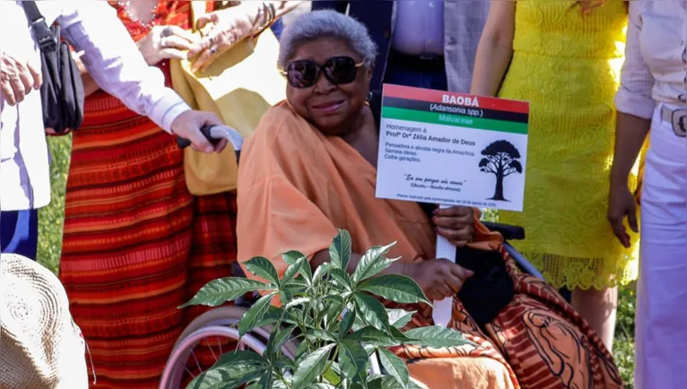 Zélia Amador durante cerimônia de plantio de um baobá no Campus Guamá, da UFPA, em uma homenagem que celebrou sua trajetória de resistência, ancestralidade e luta pela igualdade racial.