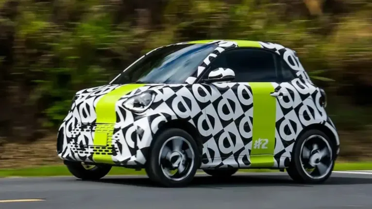 Com 2,75 metros de comprimento, o Smart #2 recupera a proposta urbana que consagrou o antigo ForTwo, mas com tecnologia elétrica, maior autonomia e um projeto mais moderno.