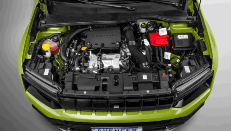 O Jeep Avenger chega ao Brasil com motor 1.0 turbo T200 Flex associado ao sistema híbrido leve MHEV de 12V.