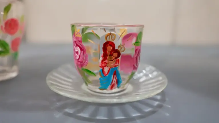 Xícara decorada com temática de Nossa Senhora de Nazaré une devoção e criatividade em um produto inspirado no Círio de Nazaré.