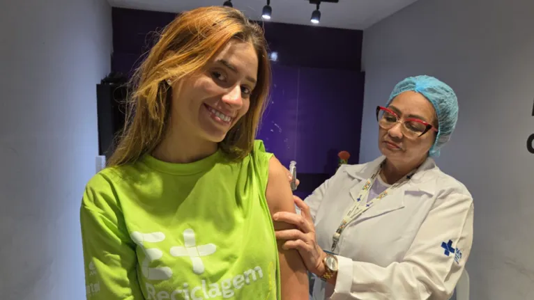 Katarina Carvalho, operadora ambiental, destaca a importância de manter a vacinação contra o sarampo em dia durante o Círio, período em que Belém recebe visitantes de diversas partes do país.
