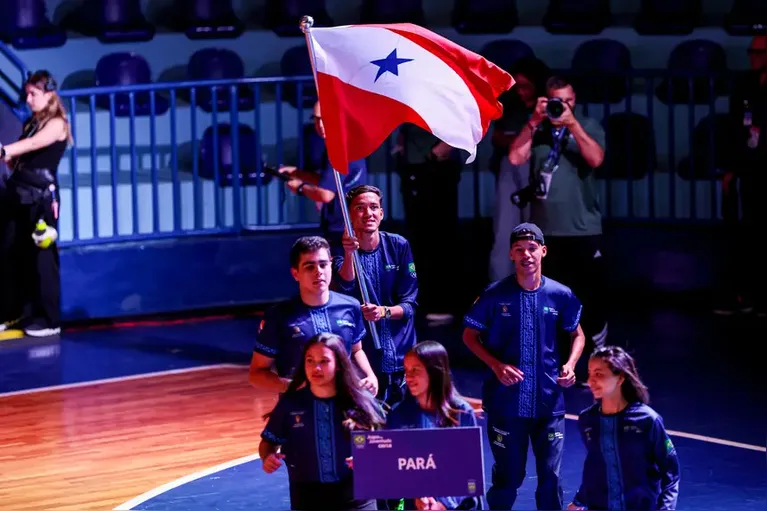 Atletas do paraenses participam da abertura dos Jogos da Juventude