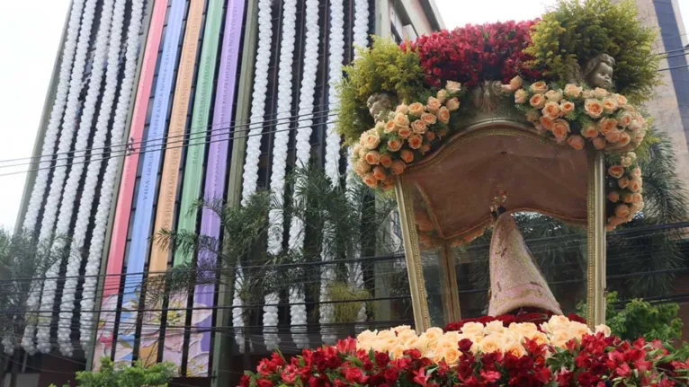 Fachada do prédio do Grupo RBA de Comunicação ganha decoração colorida em homenagem a Nossa Senhora de Nazaré durante a passagem do traslado do Círio 2026, em Belém.