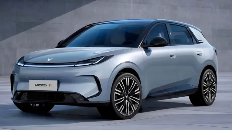 O hatch elétrico Baic Arcfox T1 chega ao Brasil para disputar mercado com o BYD Dolphin, oferecendo até 425 km de autonomia pelo ciclo chinês CLTC.