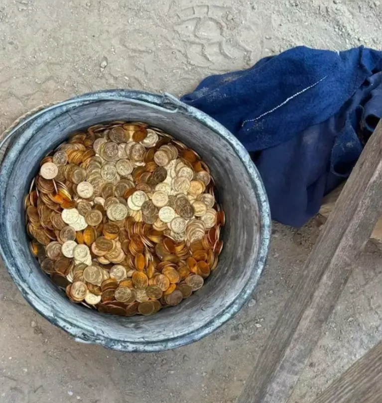 Operários encontraram moedas e barras de ouro escondidas nas paredes do porão de uma casa em Dendermonde, na Bélgica. A polícia recolheu o material e agora tenta descobrir quem é o dono da fortuna.