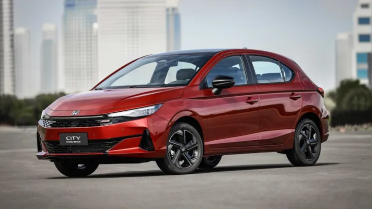 Honda City Hatchback RS 2027 estreia com visual mais esportivo, rodas de 16 polegadas escurecidas, teto preto e detalhes exclusivos.