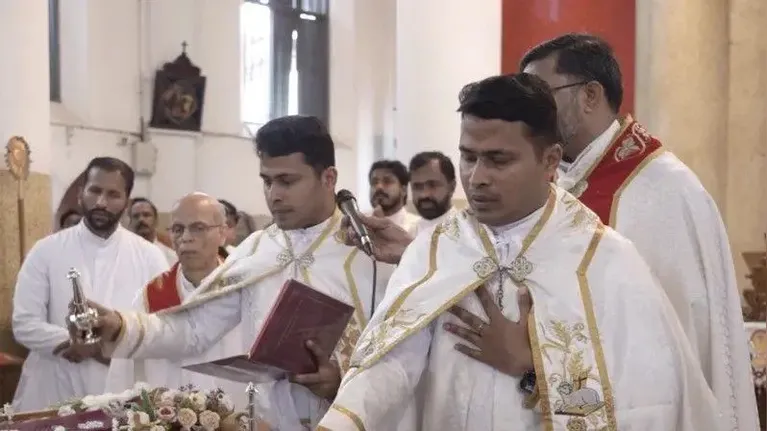 Os padres gêmeos também têm desfrutado dos holofotes desde o casamento