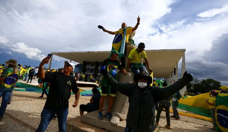 A tentativa de gole de 8 de janeiro, quando a sede dos Três Poderes foi invadida e depredada.
