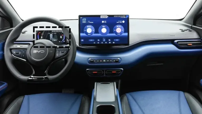 Novo BYD Dolphin Mini não terá o tradicional painel de instrumentos; informações como o velocímetro passarão a aparecer na tela central da multimídia.