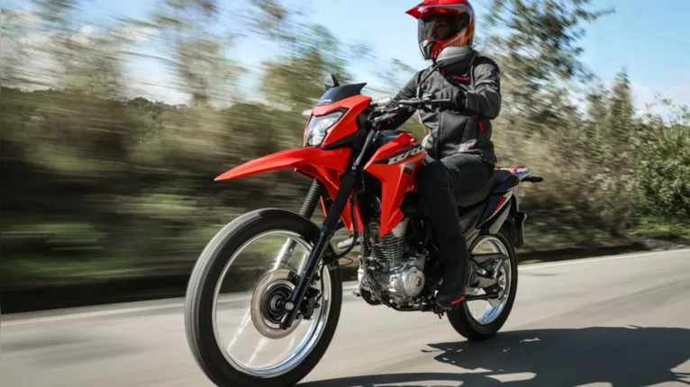 O Motor flex de 160 cm³ da Honda Bros 2027 mantém potência de até 14,3 cv e torque de 1,47 kgfm, com opções de freios CBS e ABS.