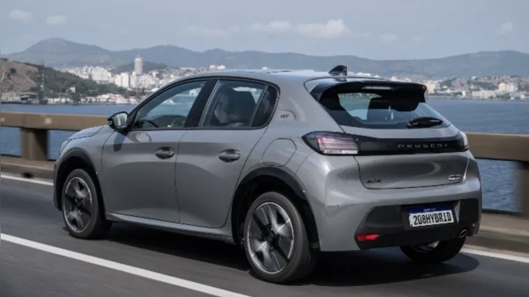O Peugeot 208 GT 2027 também ficou mais barato no Brasil: o preço caiu de R$ 138.990 para R$ 134.990.