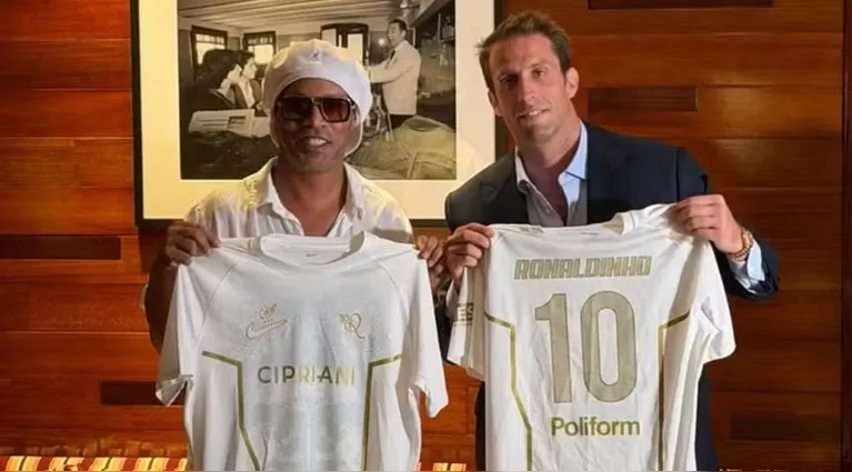 Ronaldinho Gaúcho pode voltar aos gramados após 11 anos e mira 300º gol