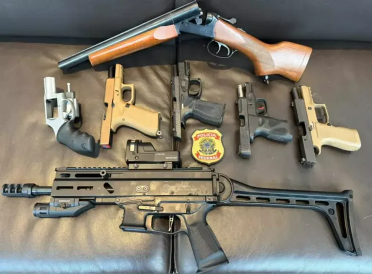 Sete armas de fogo de Mario Frias foram apreendidas pela Polícia Federal durante a Operação Make Up, que investiga suspeitas de desvio de recursos de emendas parlamentares.