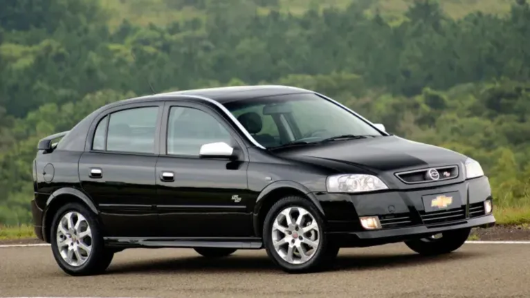 Com motor 2.0 e câmbio manual, o Astra esportivo é uma opção para quem busca desempenho por cerca de R$ 30 mil.