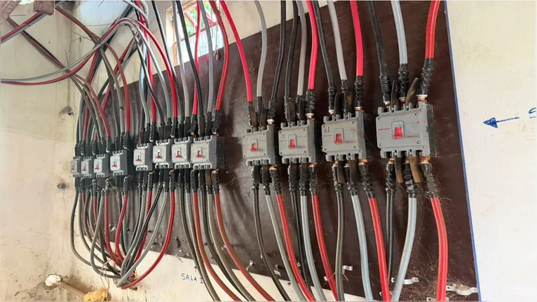 Equipamentos de mineração de criptomoedas, que exigiam resfriamento constante e alto consumo de energia elétrica.