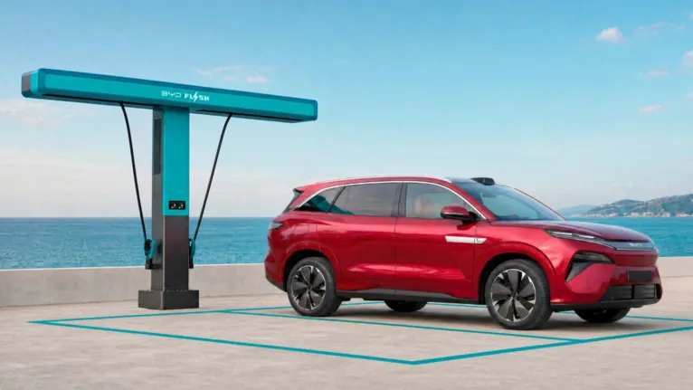 A BYD planeja instalar 3 mil estações de recarga Flash na Europa até o fim de 2027 para ampliar o acesso à tecnologia ultrarrápida.