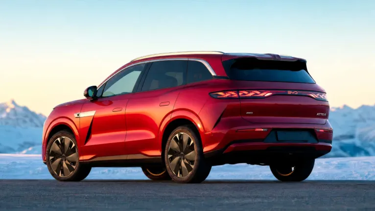 Com 5,04 metros de comprimento, 2 metros de largura e sete lugares, o BYD Atto 8 aposta no espaço interno para disputar o segmento de SUVs elétricos de luxo.