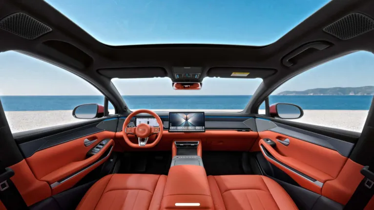 A cabine do BYD Atto 8 reúne teto panorâmico de 2,4 m² e central multimídia de 15,6 polegadas, reforçando a proposta tecnológica do SUV.