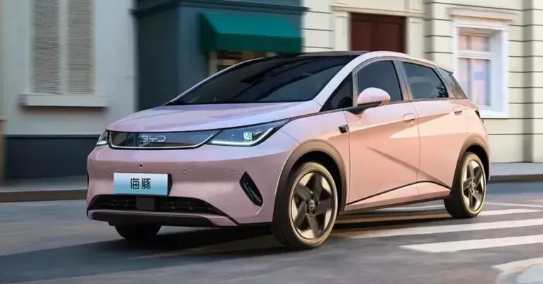 A BYD acelera a transformação do mercado automotivo brasileiro, ampliando a oferta de carros elétricos e híbridos e consolidando a presença chinesa no país.