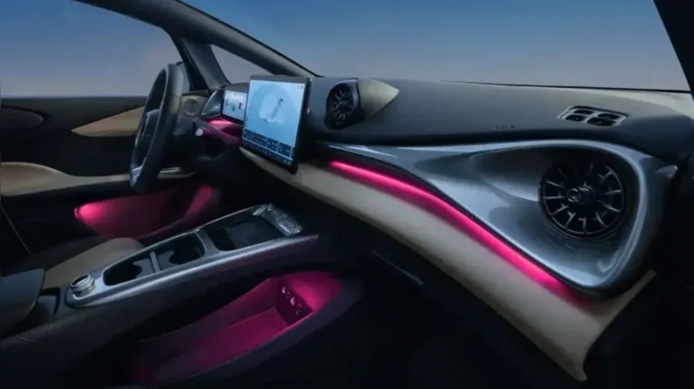 O console central do novo BYD Dolphin Mini foi redesenhado em dois níveis, ampliando o espaço para objetos.