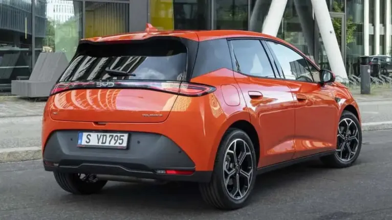 O novo hatch híbrido plug-in da BYD deve chegar ao Brasil no início de 2027, com produção em Camaçari (BA).