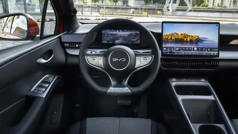 O BYD Dolphin G DM-i deve chegar ao Brasil com uma cabine moderna e recheada de recursos tecnológicos.