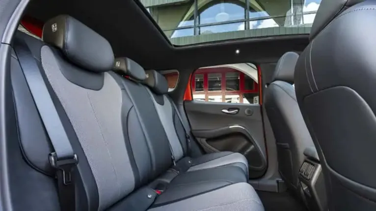 O BYD Dolphin G promete chegar ao Brasil completo e mirando forte o mercado de hatches; versões mais completas poderão contar com teto solar panorâmico.
