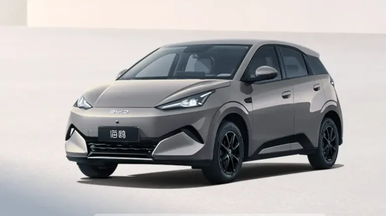 O BYD Dolphin Mini 2028 ganhou visual renovado, com faróis maiores, capô mais reto, traseira redesenhada e dimensões ampliadas para enfrentar o Geely EX2.