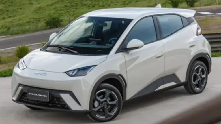 Com autonomia de 280 km pelo Inmetro e preço inicial de R$ 99.990, o modelo da BYD combina tecnologia, equipamentos e praticidade para o uso diário.