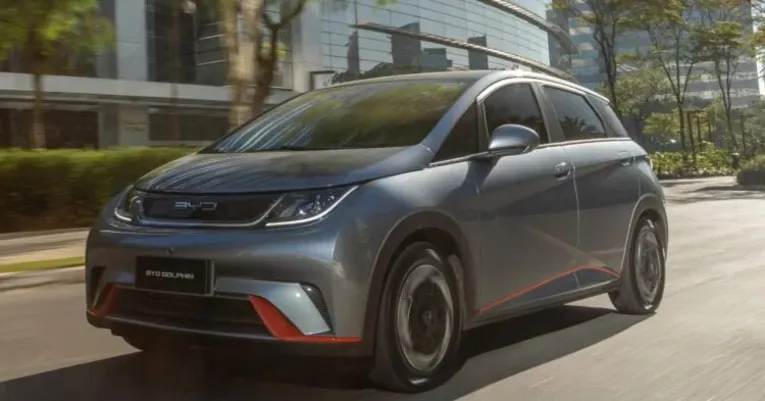 O BYD Dolphin popularizou os carros elétricos e ampliou a presença da fabricante chinesa entre os consumidores brasileiros.