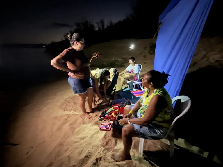 As mulheres estão no centro de "Cabelo Seco", documentário que resgata memórias, enfrenta estigmas e evidencia a força de quem preserva a história, a cultura e os vínculos da comunidade de Marabá.