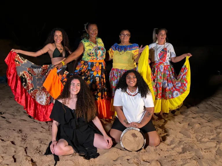 O grupo Dança Longevo aparece em "Cabelo Seco", documentário que valoriza a memória, a cultura e a resistência da comunidade, mostrando como a arte também ajuda a preservar e ressignificar histórias.