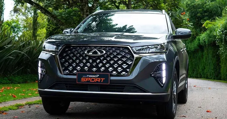 O Tiggo 7 Sport ganhou força no mercado brasileiro com preço competitivo e passou a disputar espaço entre os SUVs mais vendidos.