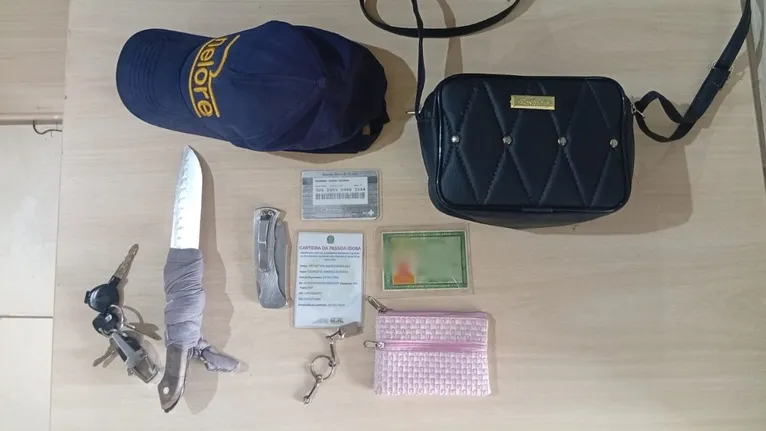 Na revista, os policiais informaram ter encontrado uma faca, uma bolsa pequena de cor rosa, algumas chaves e uma bolsa preta com documentos que seriam de uma das vítimas