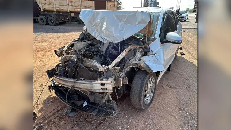 A frente do veículo ficou completamente destruída