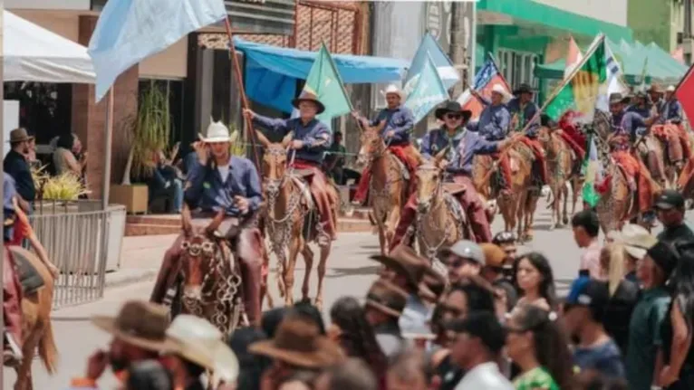 Cavalgada ruralista de abertura da FAX, uma das principais festas do agronegócio no Pará