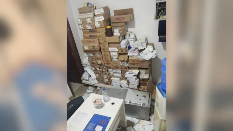 Policiais militares e civis estiveram no local para periciar o cofre violado e colher as primeiras informações sobre o arrombamento.